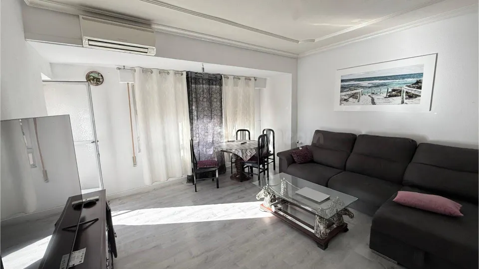 Piso amueblado de 3 dormitorios con balcones en Yecla