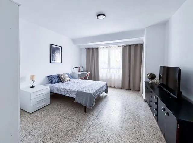 **Piso totalmente reformado de cuatro habitaciones y un baño** — 33
