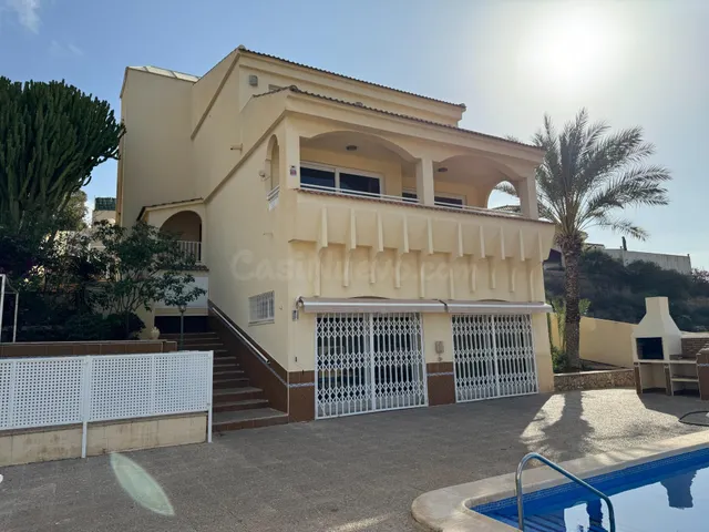 Chalet independiente de 5 dormitorios en venta en Isla Plana - foto 3