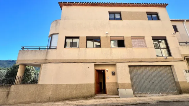 Casa adosada esquinera en la Pobla Tornesa - foto 2