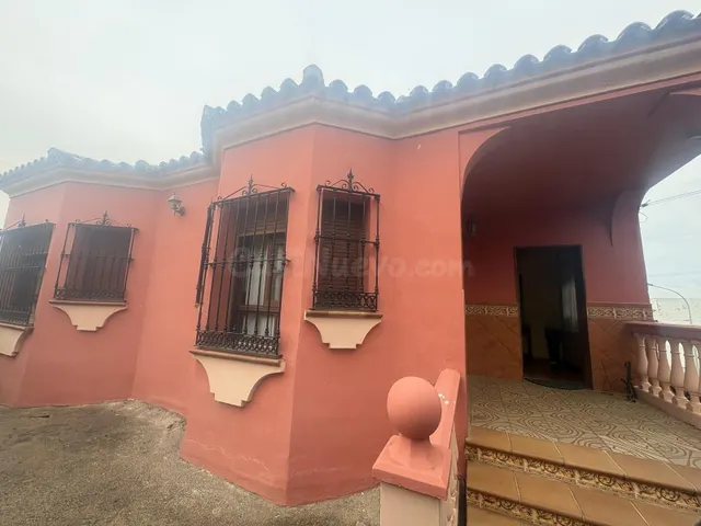 Se vende chalet en una sola planta cuatro habitaciones en Algeciras — 2
