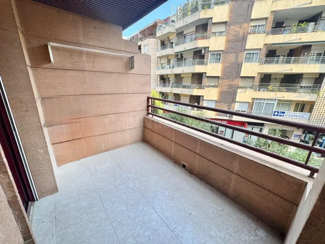ESTUPENDA VIVIENDA EN OBISPO ROCAMORA, PARA ENTRAR A VIVIR C - foto 2
