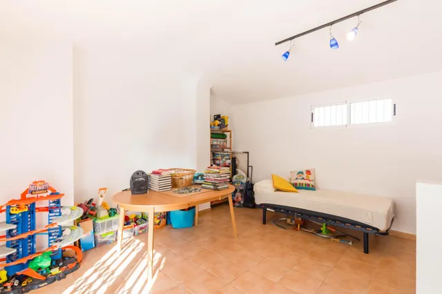 Dúplex amplio de 5 dormitorios con patio, terraza y buhardilla en San José de la Montaña — 37