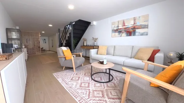 Adosado reformado de tres habitaciónes más apartamento con parking y piscina comunitaria. — 9