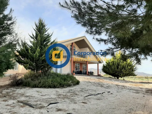 Chalet con tres dormitorios y amplio garaje en sótano en La  - foto 3