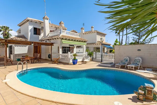 Fatastic Villa Four beds two baths - best location- South fa