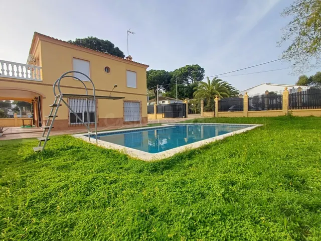 Exclusiva parcela con chalet independiente en Urbanización L