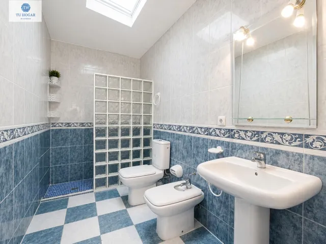Oportunidad única en Alcalá de Guadaira: amplia vivienda con - foto 3