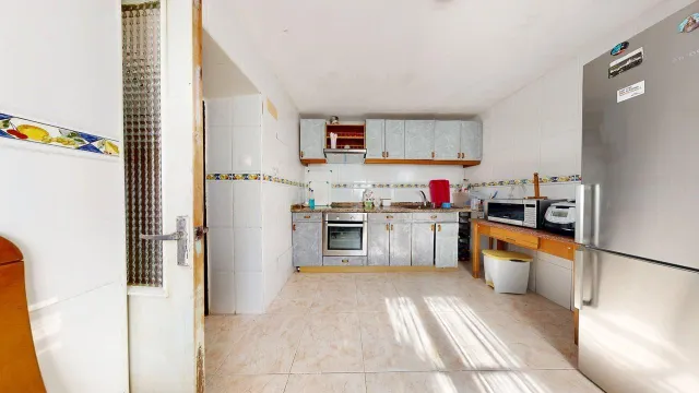 CASA UNIFAMILIAR de 170m2 útiles sobre parcela de 265m2. Distribuido en sótano con bodega, salón, cocina, dos baños, cuatro habitaciones y buhardilla diáfana — 13