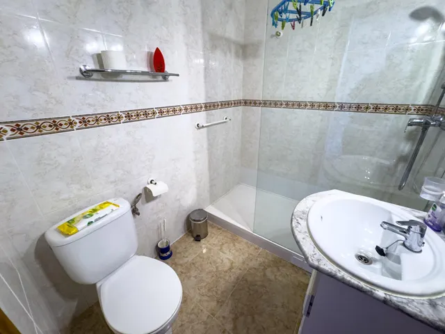 Encantador adosado de 2 plantas en Nueva Torrevieja — 2 dormitorios, 2 baños, gran patio y piscina comunitaria — 28
