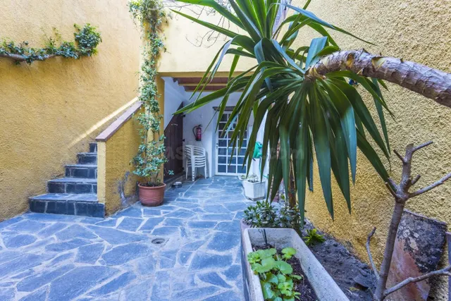 Casa de piedra en Vilajuiga, con local comercial de alta ren