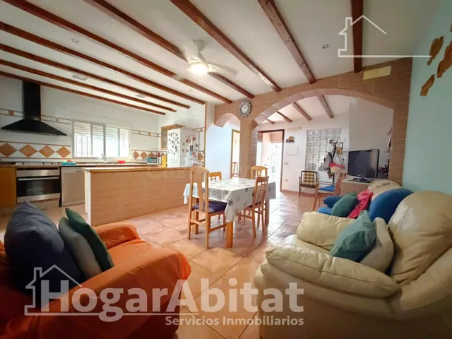 AMPLIA CASA CON TERRAZA Y GARAJE CERCA DE LA PLAYA DE SAGUNT