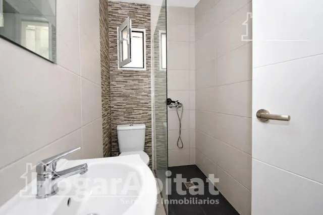 Exclusiva ubicación junto a la playa en este piso reformado con amplio balcón y ascensor en la Malvarrosa — 23
