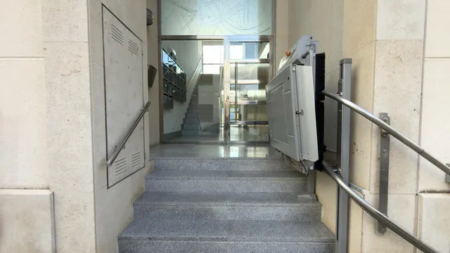 Apartamento de lujo a pasos de la playa con vistas al mar y pisicna comunitaria con  parking y trastero — 27