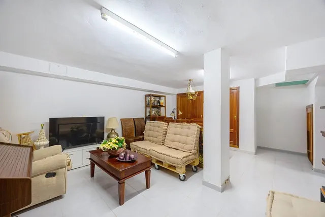 Gran casa unifamiliar con piscina privada, 4 dormitorios y semisótano. — 25