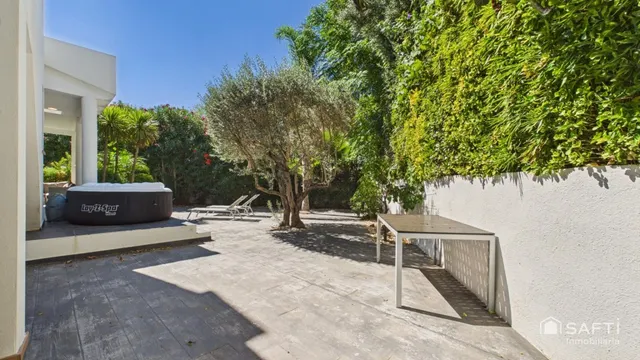 Casa moderna con cuatro habitaciones, piscina y garaje — 38