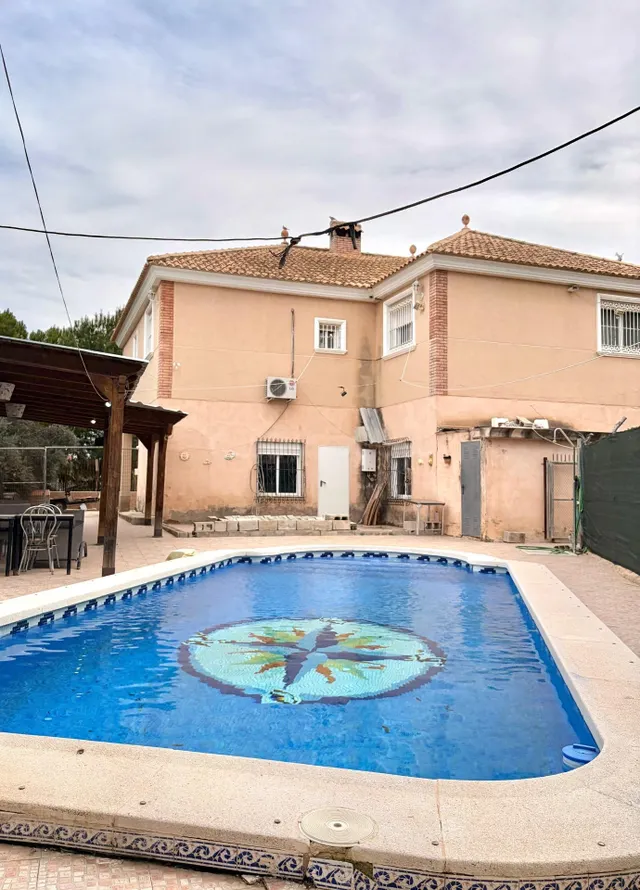 Chalet independiente con parcela de 930 m2, piscina y bajo a - foto 5