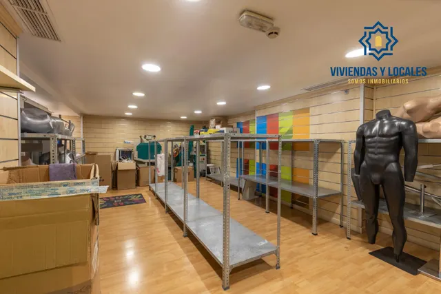 Amplio local comercial en una de las zonas más consolidadas de Granada con salida a dos calles — 8