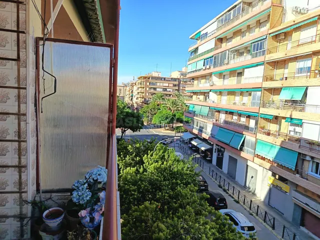 SE VENDE PISO EN MUY BUENA ZONA, A 5 MINUTOS DE LA PLAYA, CON TODOS LOS SERVICIOS A MANO — 4