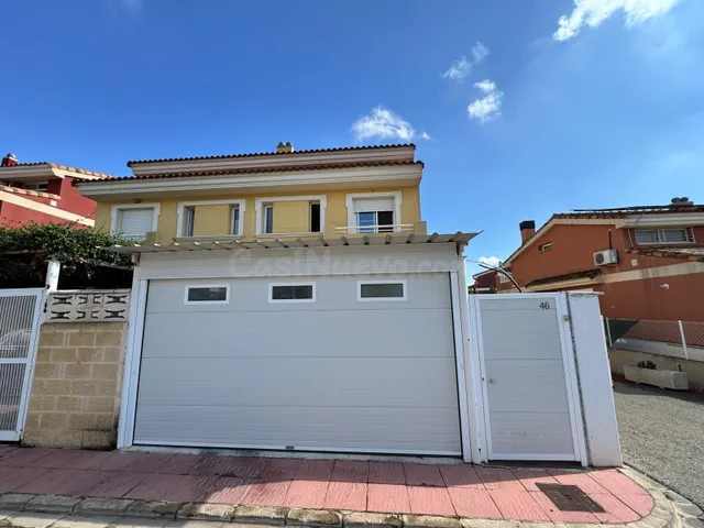Exclusivo chalet adosado con parcela privada, terraza y piscina en masías – Moncada — 2
