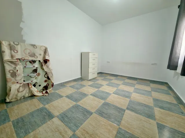 Amplio piso con terraza, 3 dormitorios y posibilidad de 4 en Av. Barcelona – Viñuela – Rescatado — 25