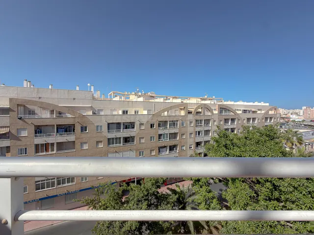 Centro! Interesante ático semireformado, con gran terraza e  - foto 4