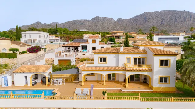 Villa Rosa. Amplia villa con vistas panorámicas en venta en  - foto 3