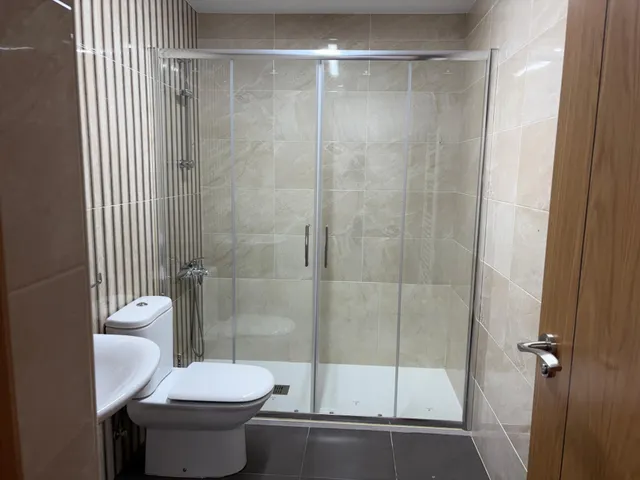 SE VENDE APARTAMENTO SEMINUEVO EN VALENCIA DE DON JUAN, COCINA AMUEBLADA, 2 HAB., SALÓN,  2 BAÑOS, TRASTERO, ASCENSOR Y PLAZA DE GARAJE. — 11