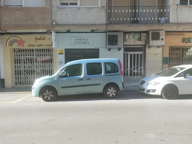Se alquila local comercial en Avda. de Madrid — 7