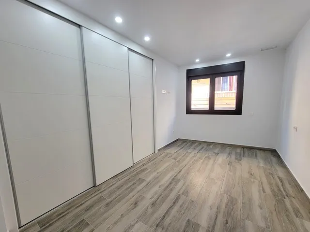 Moderno apartamento muy espacioso, en esquina, 3 dormitorios, 3 baños, parking, piscina, a 5 minutos a pie de la Playa del Cura — 27