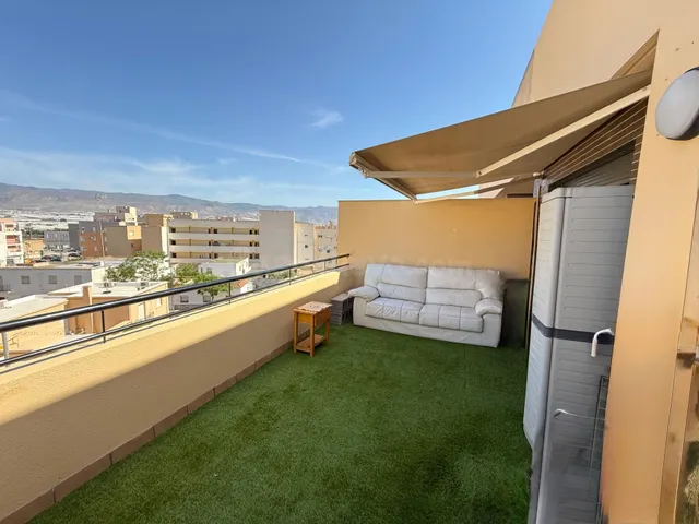 Ático en venta en Roquetas Pueblo con gran terraza y plaza d - foto 2