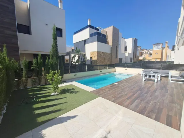 Villa con tres dormitorios en la zona de Lomas de Cabo Roig — 33