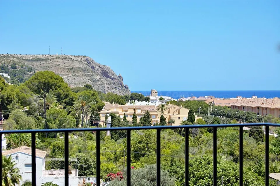 Espacioso apartamento de 3 dormitorios con vistas al mar en Jávea
