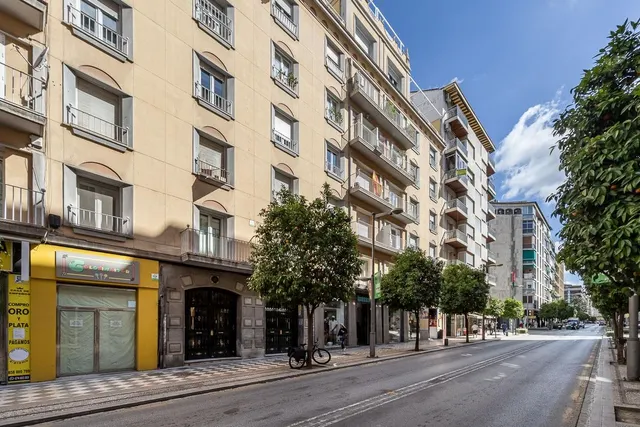 PISO COMPLETAMENTE REFORMADO EN CALLE RECOGIDAS — 40