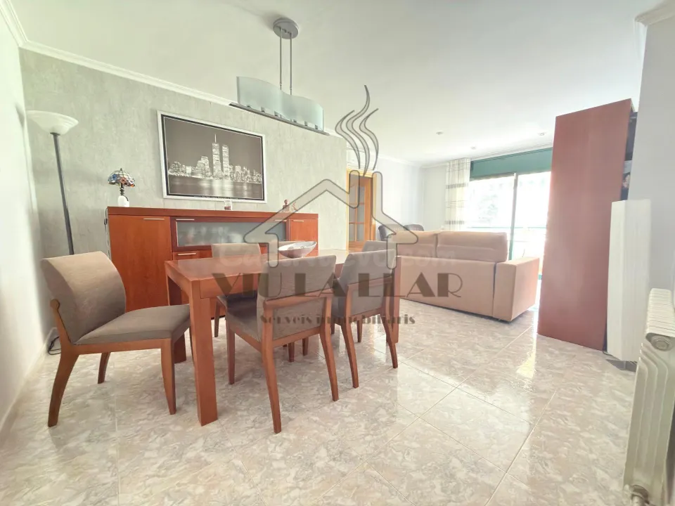 EN EXCUSIVA: Piso impecable de 4 habitaciones con suite, balcón y parking en Via Europa