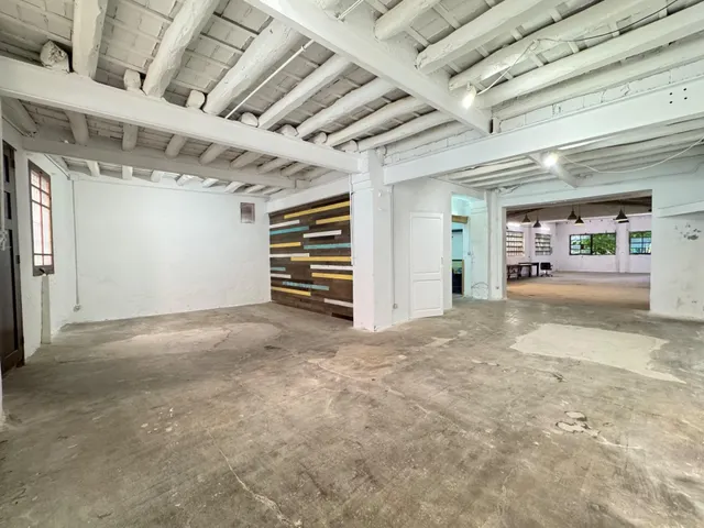 Nave en zona urbana con 264 m2 y con jardín de 114 m2 orientado al sur, garaje y gran potencial como estudio profesional. — 9