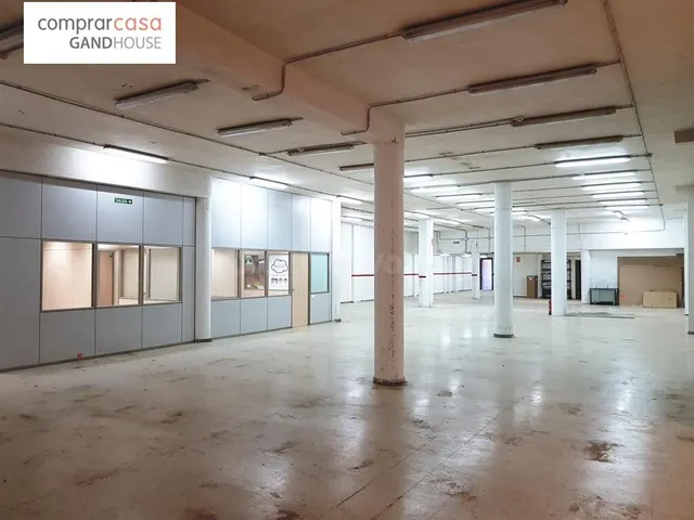 Fantástico Local en Esplugues de Llobregat — 2