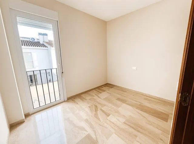 Casa adosada en venta en Utrera – 4 dormitorios, sótano y amplio espacio familiar — 8