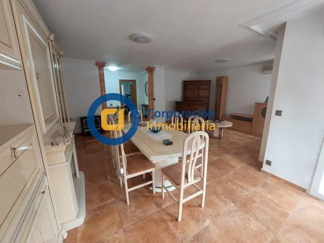 Piso con tres dormitorios y garaje en Alameda de Cervantes - foto 5