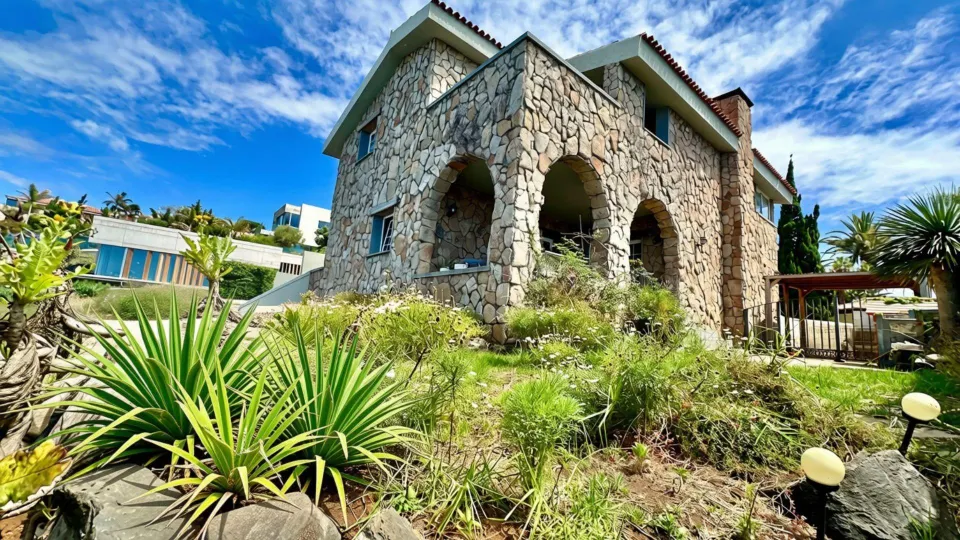 Villa independiente con piscina, jardines y vistas panorámicas al mar y al Teide.