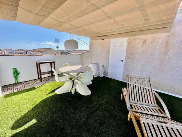 Atico con solarium privado en Punta Prima - foto 3