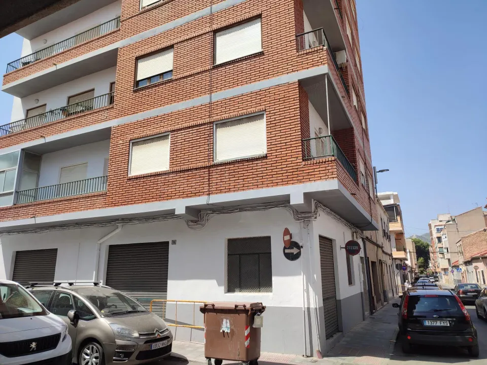 Amplio local esquina con posibilidad de hacer vivienda!