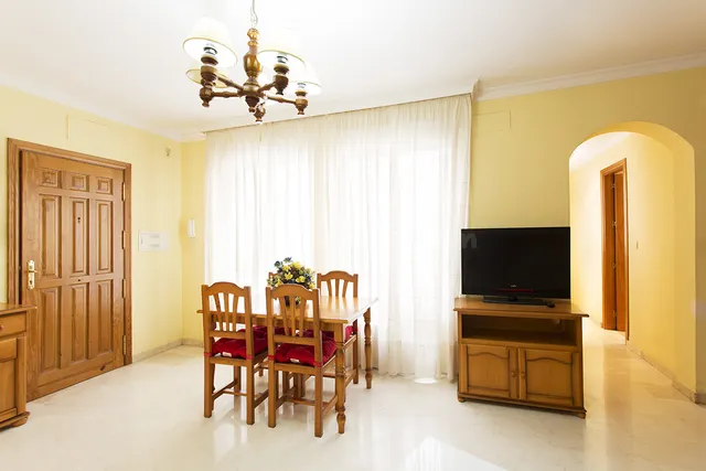 Albayzin bajo zona. piso 3 dormitorios. 2 baños. salón. cocina. calefacción. luminoso. — 3