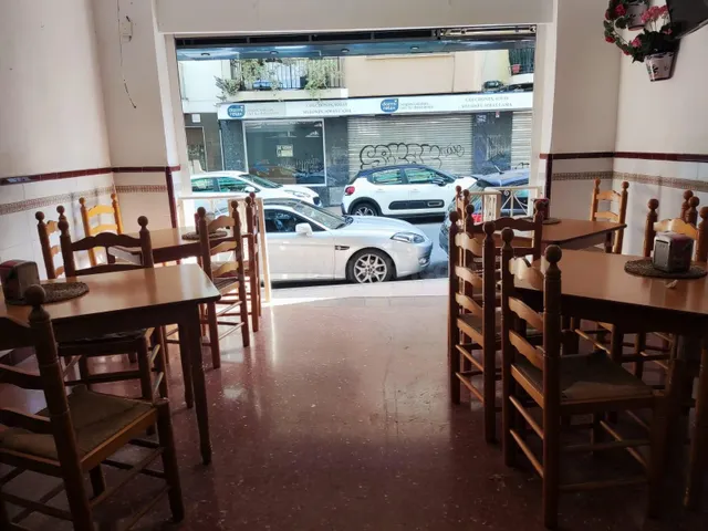 Listo para abrir: licencia de restaurante activa, cocina industrial y salida de humos. — 3