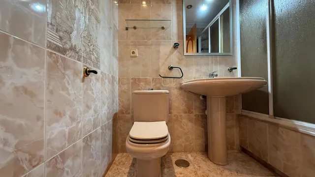✨ Piso de 135 m2 en pleno centro de Torrevieja, junto a la Plaza de la Constitución – Amplio, luminoso y con infinitas posibilidades ✨ — 19