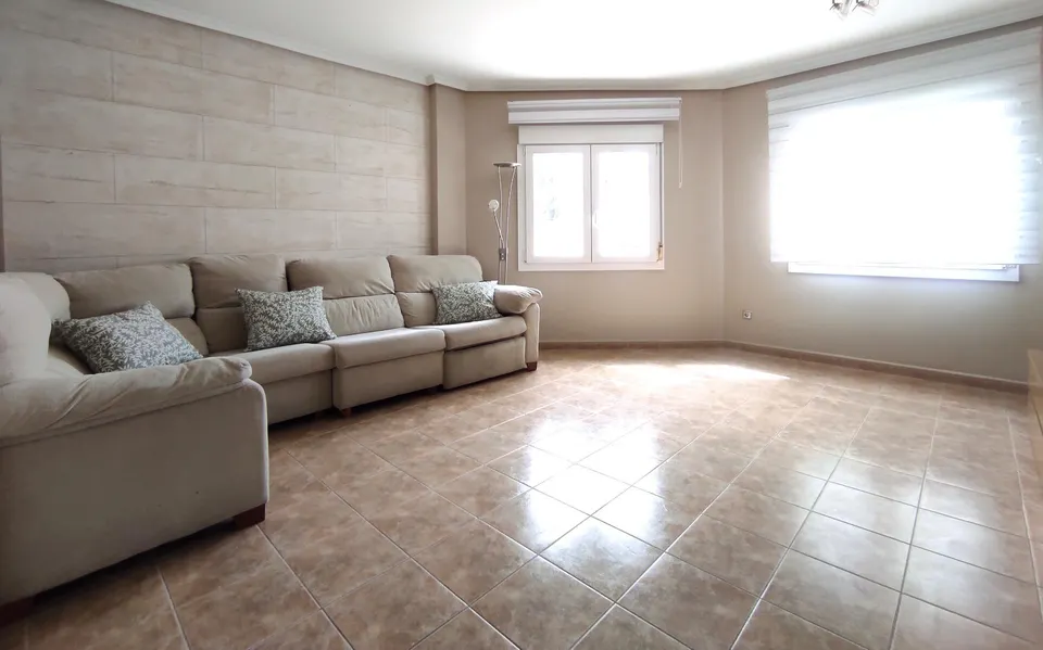 SE VENDE CASA CON AMPLIO PATIO EN PINOSO.