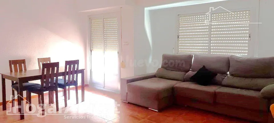 MUY AMPLIO, LUMINOSO Y SEMIREFORMADO CON BALCÓN