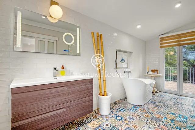 Casa con piscina y jardín en Sant Jordi d'Alfama — 30