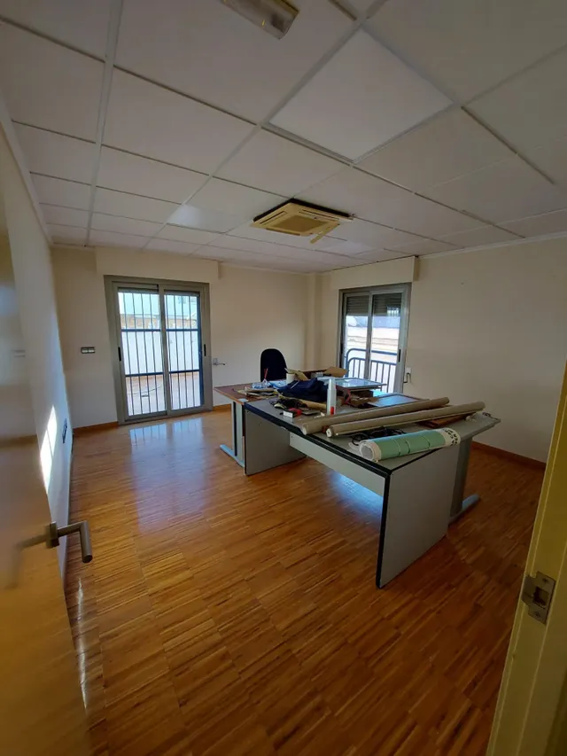 SE VENDE O ALQUILA LOCAL DE OFICINAS Y DESPACHOS EN BENIAJAN — 34