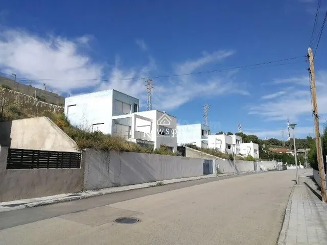 Chalet a la venta de 306m2 vivienda · 599m2 parcela · 5 hab.